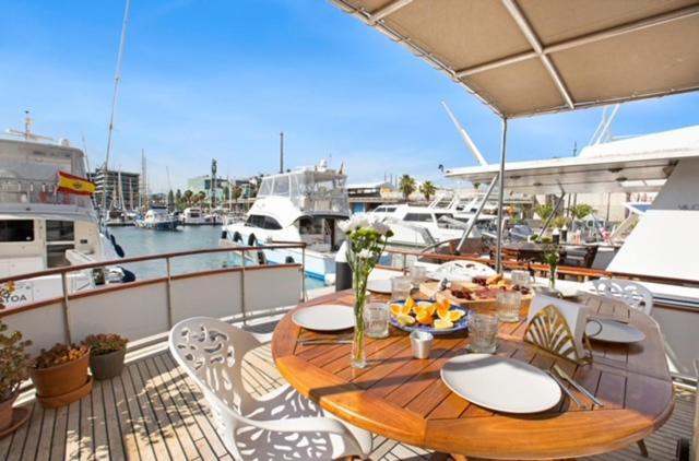 Charming Boat In Barcelona - Perfect Getaway Hotel ซานต์อาเตรียเดเบซอซ ภายนอก รูปภาพ