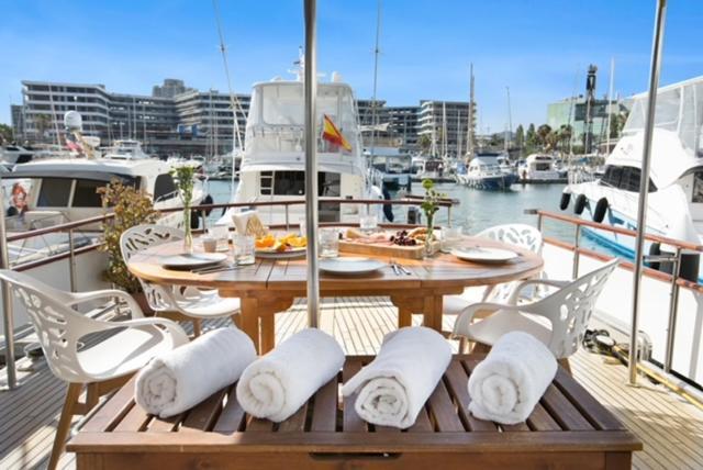 Charming Boat In Barcelona - Perfect Getaway Hotel ซานต์อาเตรียเดเบซอซ ภายนอก รูปภาพ