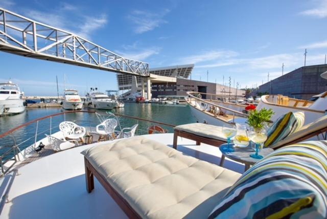 Charming Boat In Barcelona - Perfect Getaway Hotel ซานต์อาเตรียเดเบซอซ ภายนอก รูปภาพ