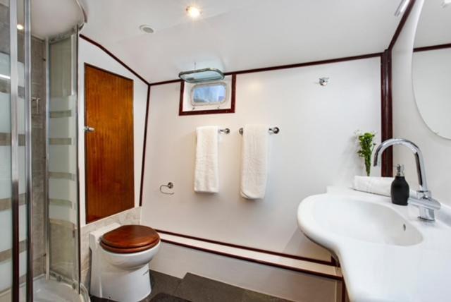 Charming Boat In Barcelona - Perfect Getaway Hotel ซานต์อาเตรียเดเบซอซ ภายนอก รูปภาพ