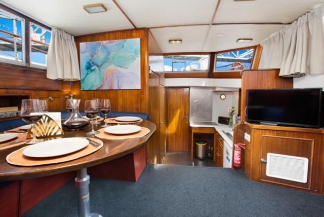 Charming Boat In Barcelona - Perfect Getaway Hotel ซานต์อาเตรียเดเบซอซ ภายนอก รูปภาพ