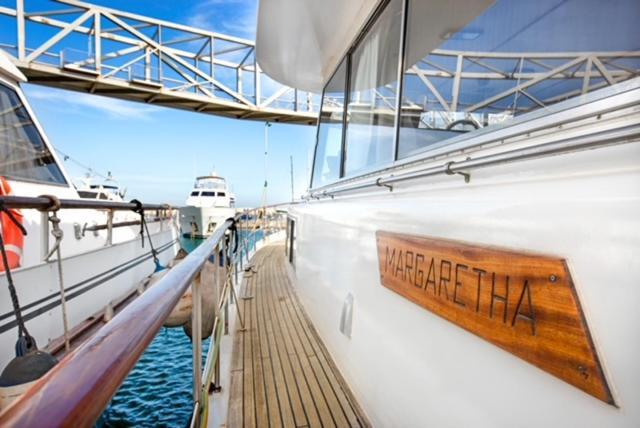 Charming Boat In Barcelona - Perfect Getaway Hotel ซานต์อาเตรียเดเบซอซ ภายนอก รูปภาพ