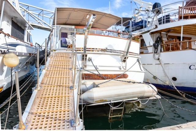 Charming Boat In Barcelona - Perfect Getaway Hotel ซานต์อาเตรียเดเบซอซ ภายนอก รูปภาพ