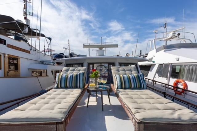 Charming Boat In Barcelona - Perfect Getaway Hotel ซานต์อาเตรียเดเบซอซ ภายนอก รูปภาพ