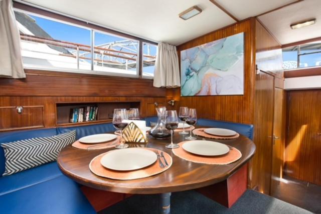 Charming Boat In Barcelona - Perfect Getaway Hotel ซานต์อาเตรียเดเบซอซ ภายนอก รูปภาพ