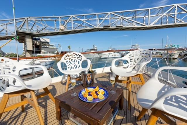 Charming Boat In Barcelona - Perfect Getaway Hotel ซานต์อาเตรียเดเบซอซ ภายนอก รูปภาพ