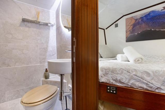 Charming Boat In Barcelona - Perfect Getaway Hotel ซานต์อาเตรียเดเบซอซ ภายนอก รูปภาพ