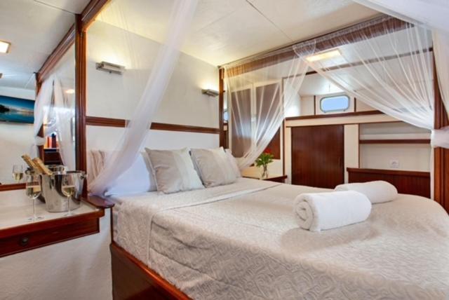 Charming Boat In Barcelona - Perfect Getaway Hotel ซานต์อาเตรียเดเบซอซ ภายนอก รูปภาพ