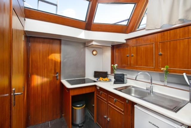 Charming Boat In Barcelona - Perfect Getaway Hotel ซานต์อาเตรียเดเบซอซ ภายนอก รูปภาพ